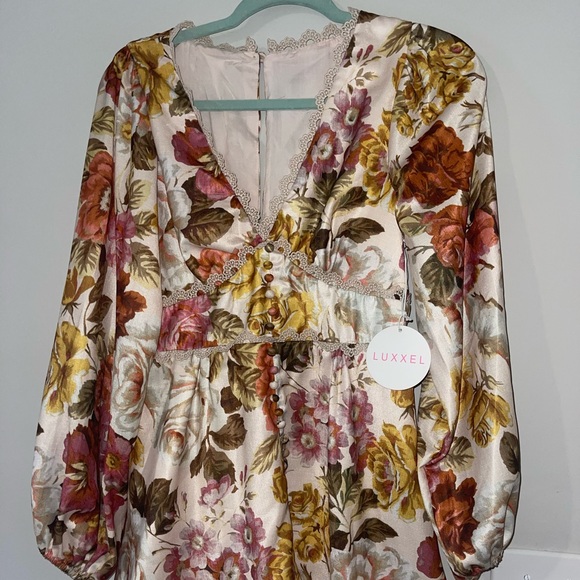 Long sleeved Flowered Boutique Romper! NWT!! Size Small! - Picture 2 of 7